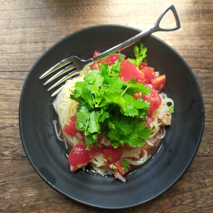 トマトとパクチーの冷製パスタ